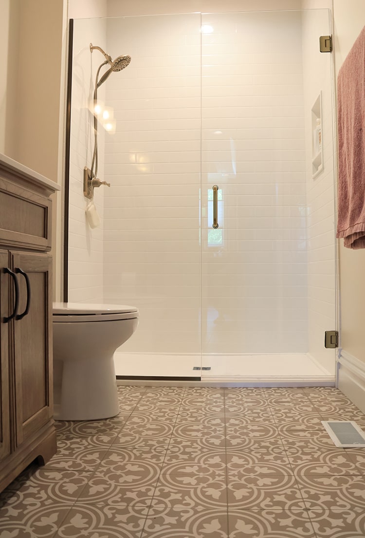 pattern floor tile in bathroom