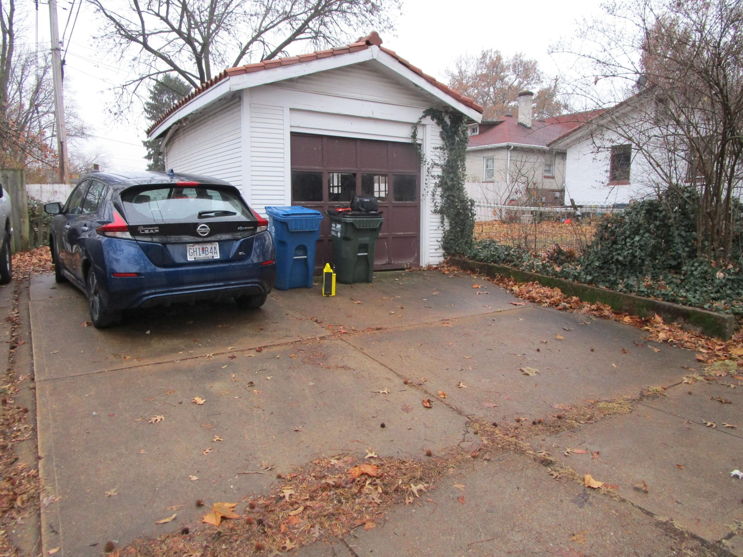 detached-garage-before-agape-construction-st-louis single car garage before