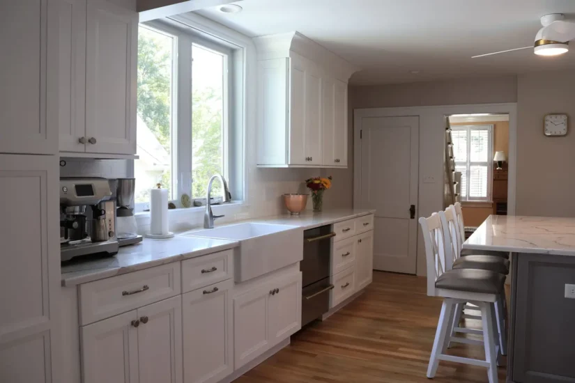 white kitchen farmhouse sink
